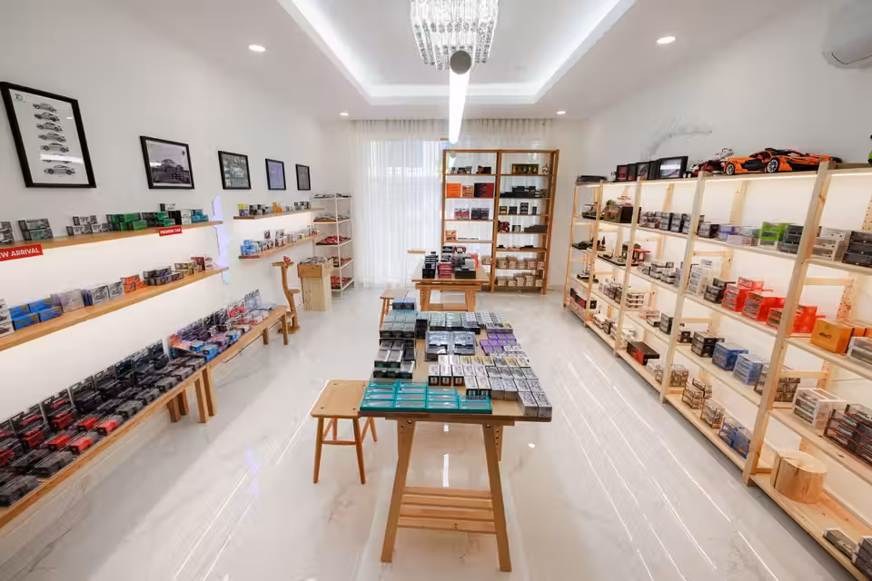 Alanya Mahmutlar Satılık Dükkân & Mağaza · 120 m² · duvar rafları — fotoğraf 1/3