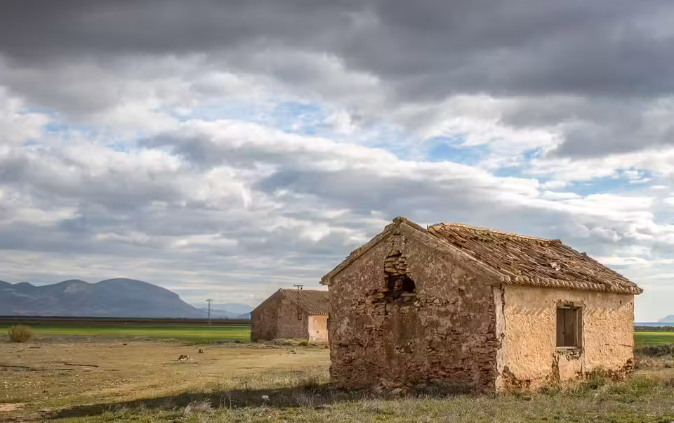 Ataşehir Barbaros Satılık Tarla · 11.000 m² · taş kulübe — fotoğraf 1/2