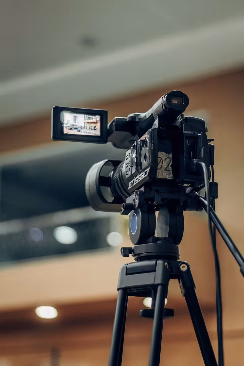 Omuz tipi video kamera, tripodlu — fotoğraf 1/3