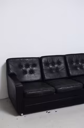 İki kişilik deri chesterfield kanepe, siyah — orta