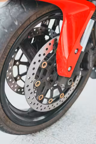 Kırmızı fren kaliperi + disk — Spor motosiklet