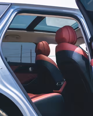 Hatchback kırmızı-siyah koltuk takımı
